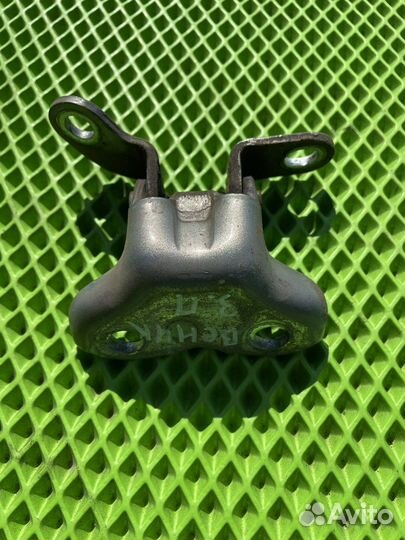 Задняя правая петля двери тойота авенсис 2 250