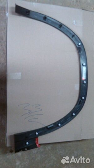 В наличии. Накладка переднего правого крыла