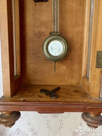 Старинные настенные часы с боем