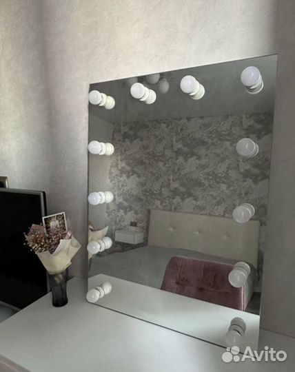 Гримерное зеркало с лампочками