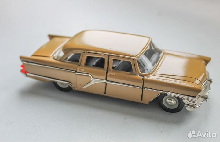 Модель 1:43 Чайка газ-13