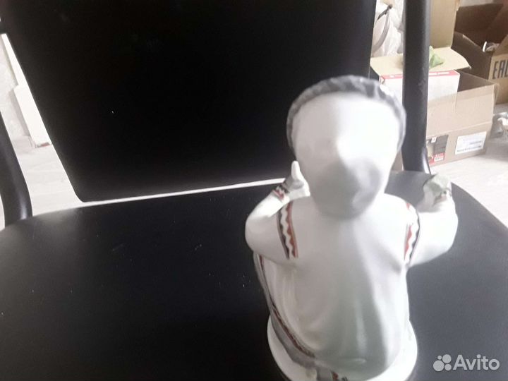 Фигурка Чукотской девочки с рыбой