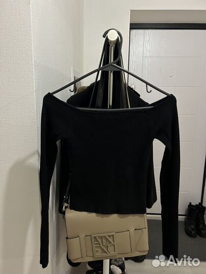 Кофта со спущенными плечами черная