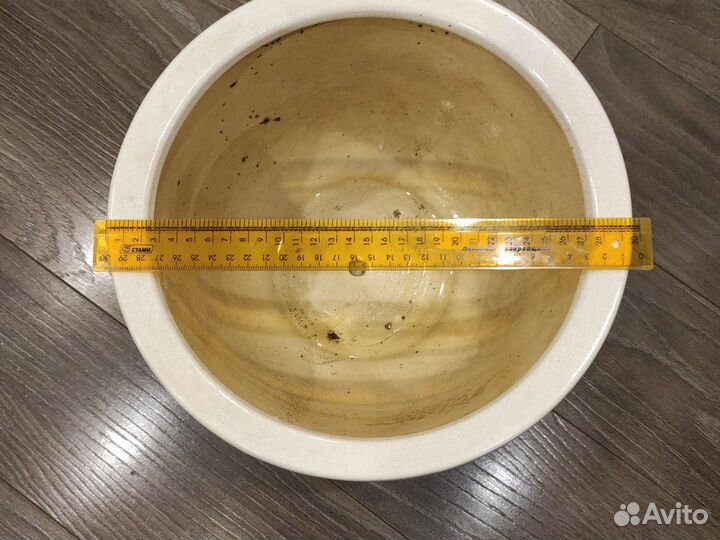 Глиняный горшок для цветов