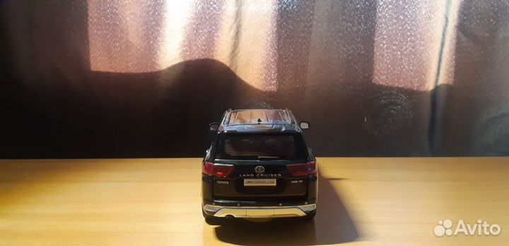 Машинка металлическая Toyota Land Cruiser 300 1:24