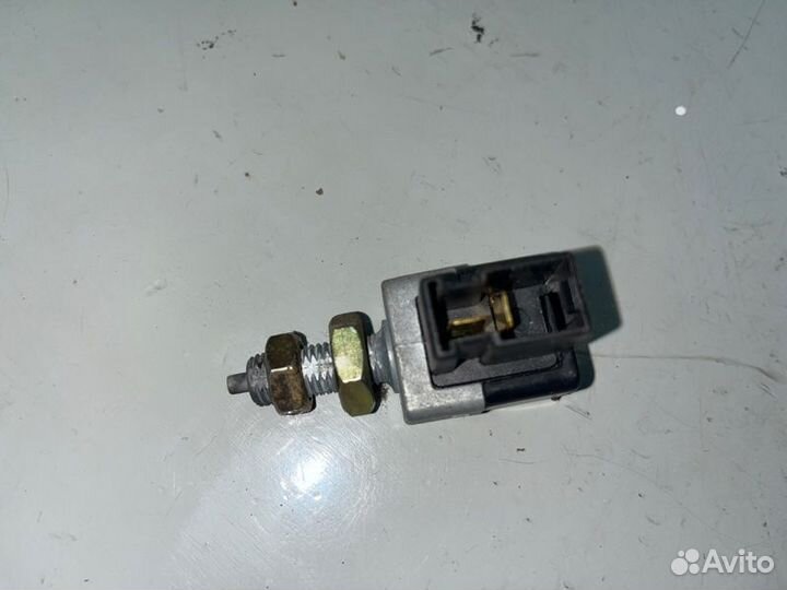 Датчик включения стопсигнала Hyundai Sonata IV