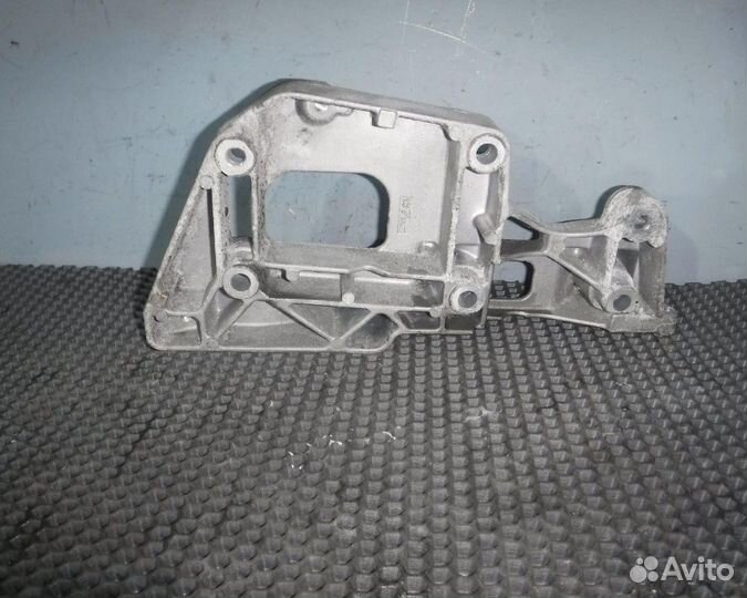 Skoda Octavia A5 Кронштейн генератора