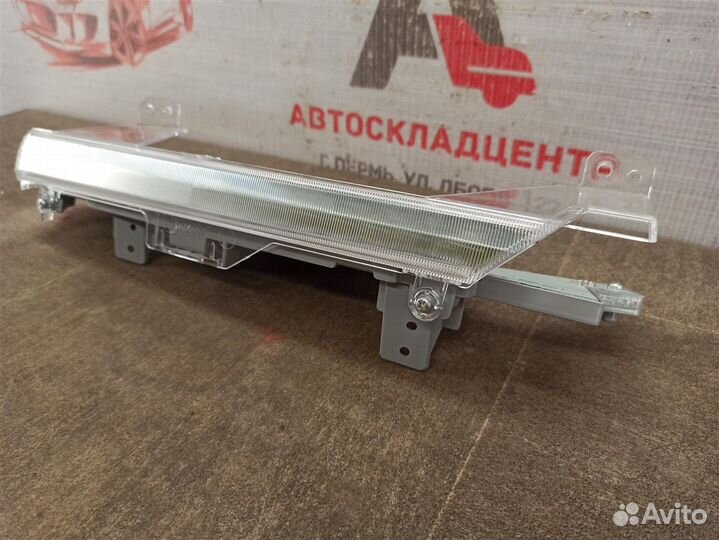 Фара указатель поворота правая Toyota LC200 с 2015