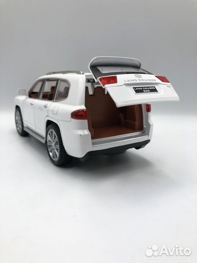 Модель автомобиля Toyota Land Cruiser 300 1:24