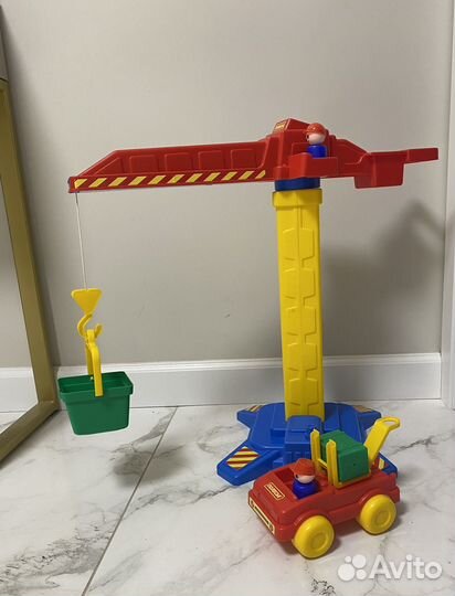 Большой игрушечный кран с машинкой