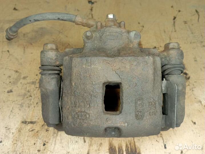 Суппорт перед/лево на Kia Rio I (DC) (Киа Рио 1)