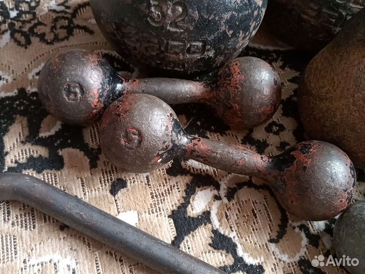 Остались гантели и тренировочное коромысло