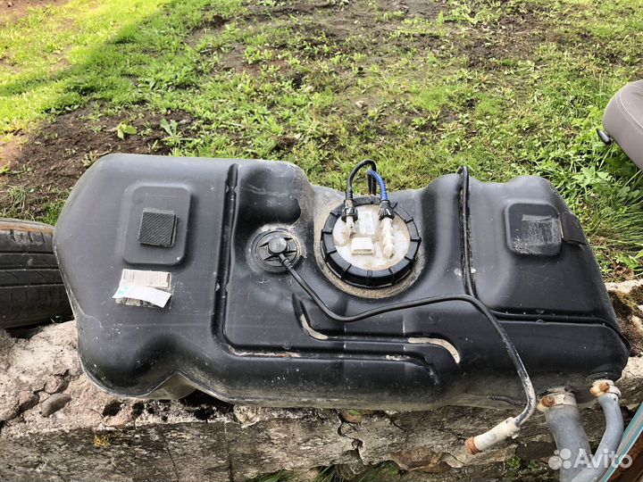 Топливный бак с насосом