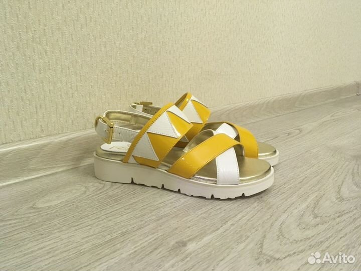 Босоножки новые Lestrosa