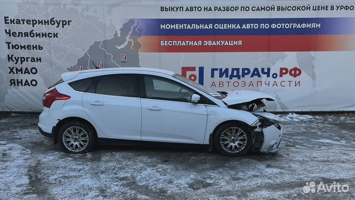 Отражатель в бампер задний правый Ford Focus 3 1763039