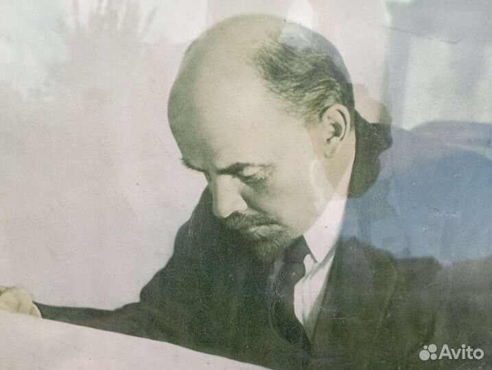 Ретро фотография Ленин читает Правду