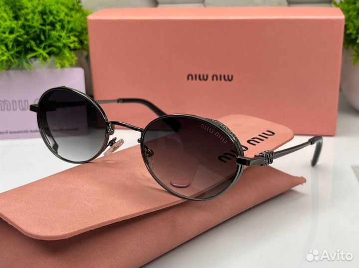 Солнцезащитные очки Miu Miu