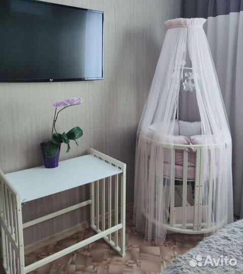 Детская кровать с маятником и комодом