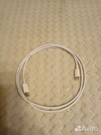 Зарядный шнур на iPhone