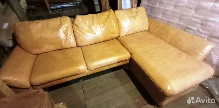 Угловой кожаный диван