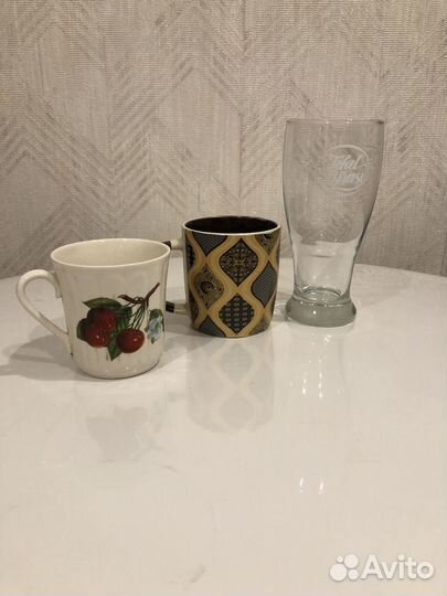 Рюмки, стаканы, кружки, сахарница, чайник
