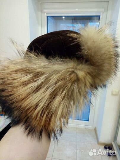 Шапка зимняя с мехом енота