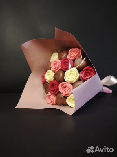 Шоколадные Розы и Сердца - 19 шт в Букете