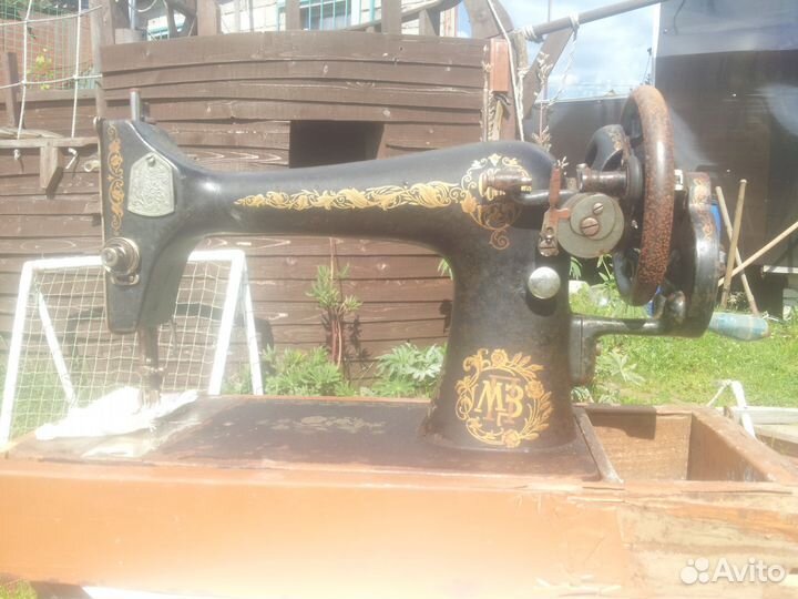 Старая швейная машинка из СССР