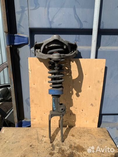 Стойка передней подвески правая Volkswagen Touareg