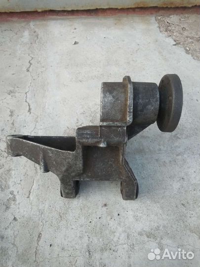 Кронштейн генератора Volvo 240 740 760 2.4D, VW LT