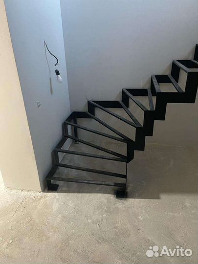Лестница на металлокаркасе в дом