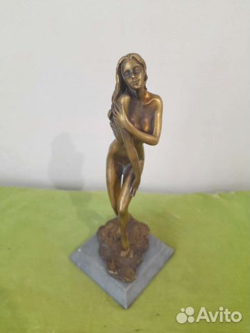 Статуэтка из бронзы и натурального камня