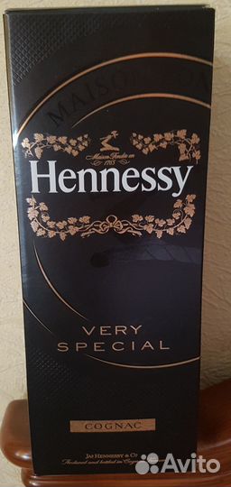 Коробки и бутылки (пустые) коллекционные