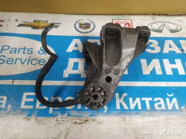 Кронштейн двигателя правый VW Touareg 7L 03-10