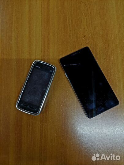 Три телефона