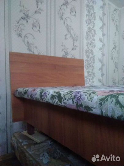 Кровать со встроенным матрацем средней мягкости
