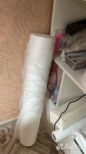 Целый рулон одноразовых простынь