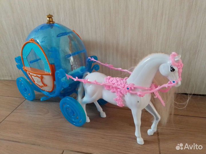 Лошадь с каретой