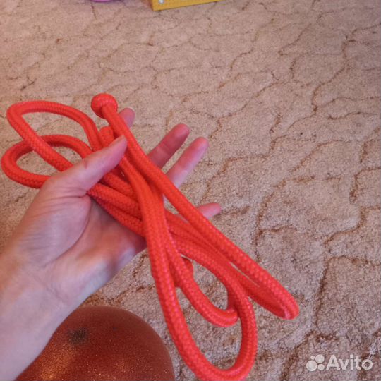 Мяч и скакалки для гимнастики