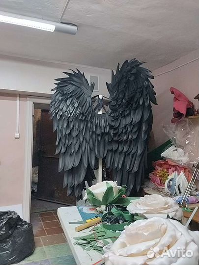 Чёрные большие крылья ангела