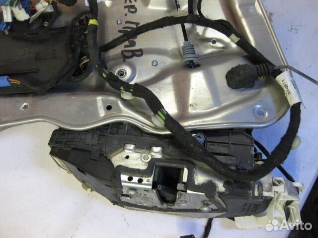 Прочие детали дверей переднее правое Mercedes-Benz