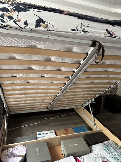 Кровать двухспальная с подьемным механизмом