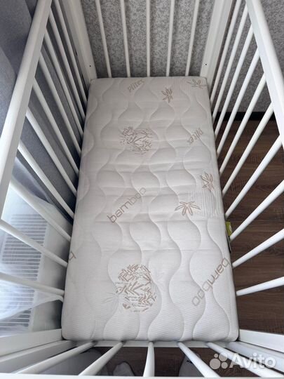 Детская кроватка с матрасом и выдвижными ящиками