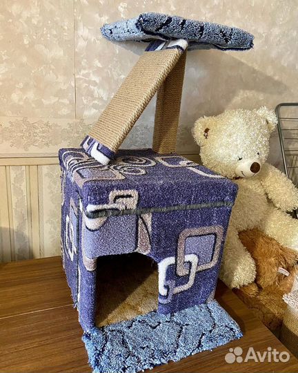 Домик для кошки из дерева и ковролина с лежаком