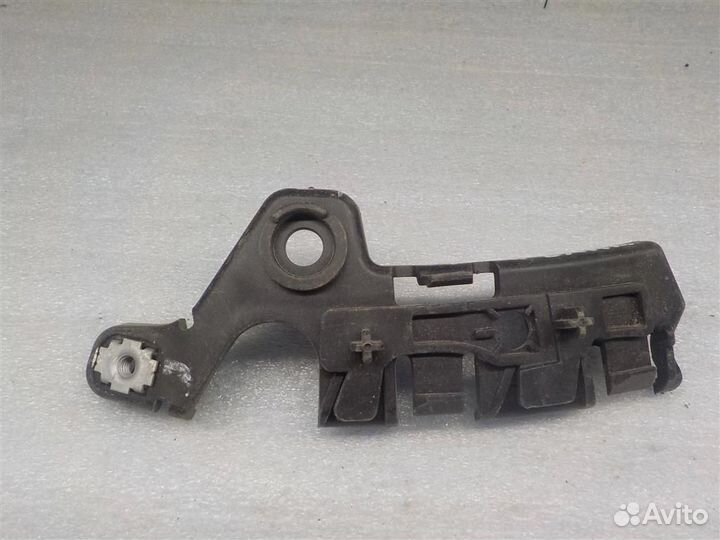 Кронштейн переднего бампера правый Renault Megane