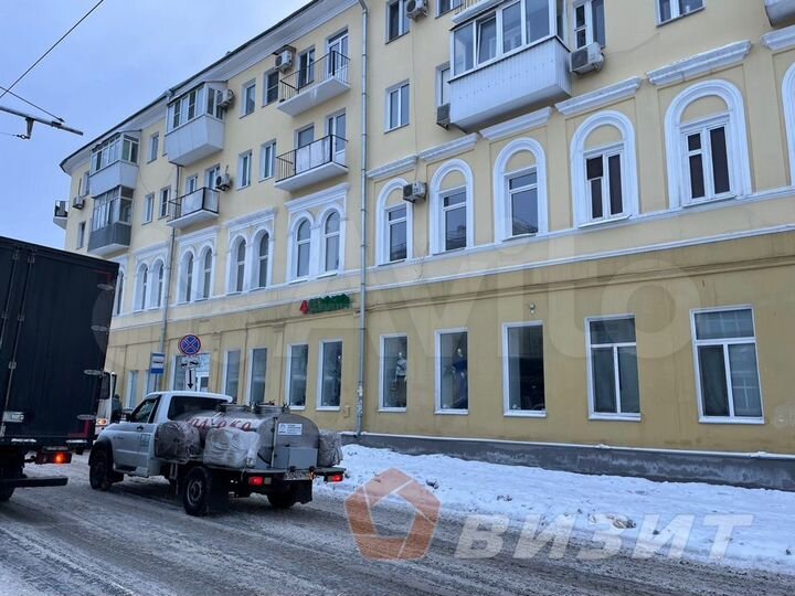 Помещение на оживленном перекрестке у остановки