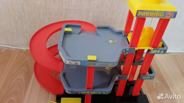 Трехуровневая парковка с лифтом и с 2 машинками