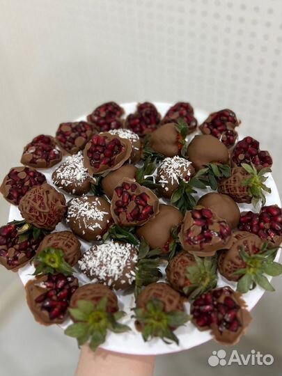 Клубника, гранат, банан в шоколаде