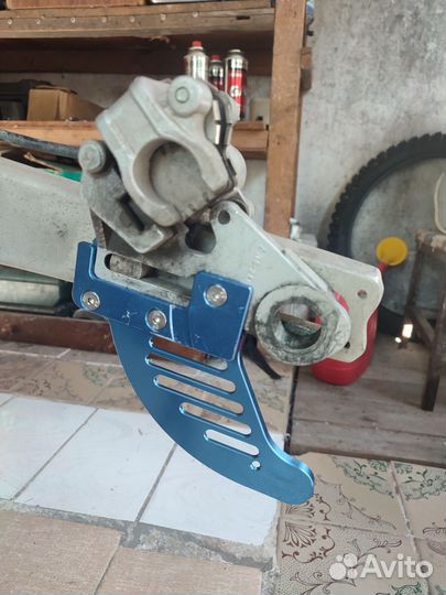 Защита заднего тормозного диска на мотоцикл