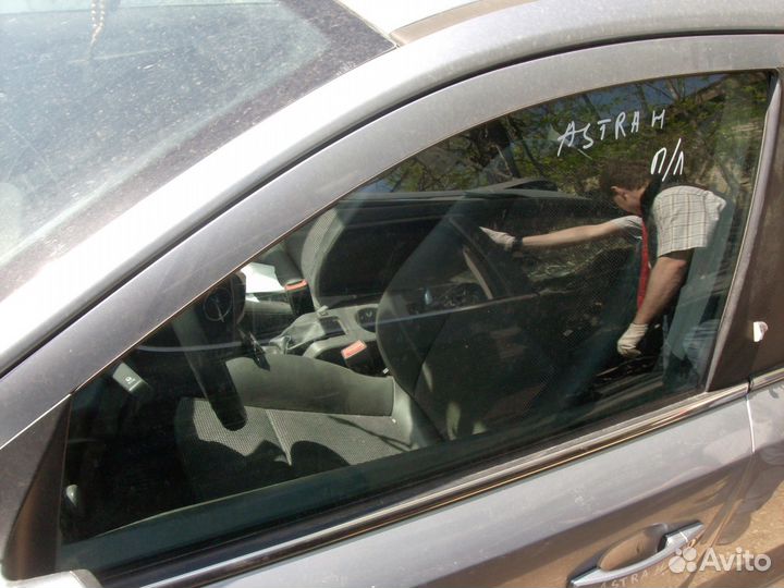 Opel Astra H передне левое стекло